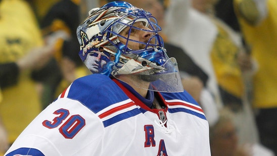 Despite Lundqvist scare, goalies don't want to change to masks
