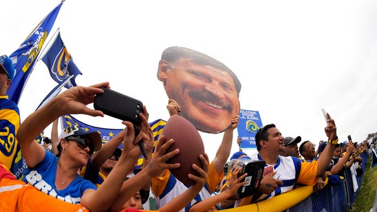 Thousands of fans welcome Rams to SoCal workouts