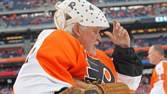 WATCH: Legendary goaltender Parent serves up coffee to Flyers fans