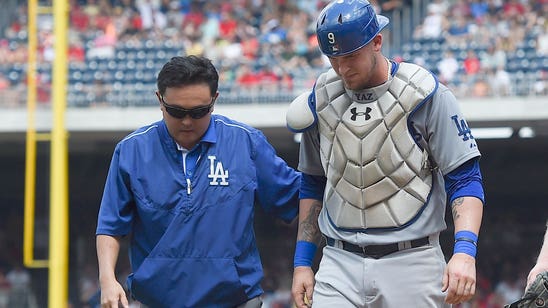 Dodgers catcher Yasmani Grandal hit in the jaw by foul ball, leaves game