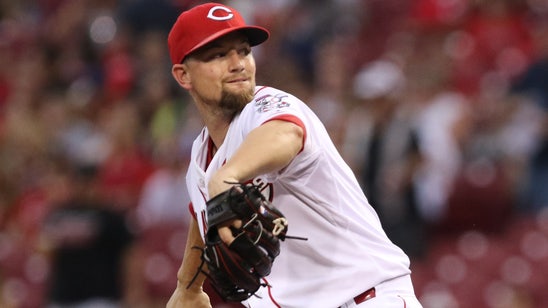 Giants answer Dodgers' move, acquire SP Leake from Reds