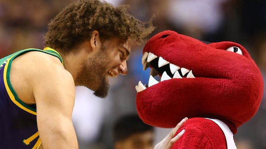 Knicks' Robin Lopez already feuding with mascots on Twitter