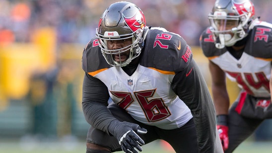 Buccaneers re-sign offensive tackle Donovan Smith to 3-year, $41.25 million contract