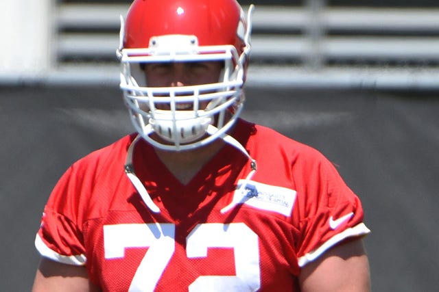 OT Eric Fisher limps off field as Chiefs resume training camp | FOX Sports