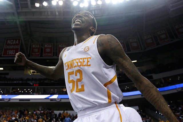 Three Hits Tennessee Muscles Past Mercer To Reach Sweet 16 Fox