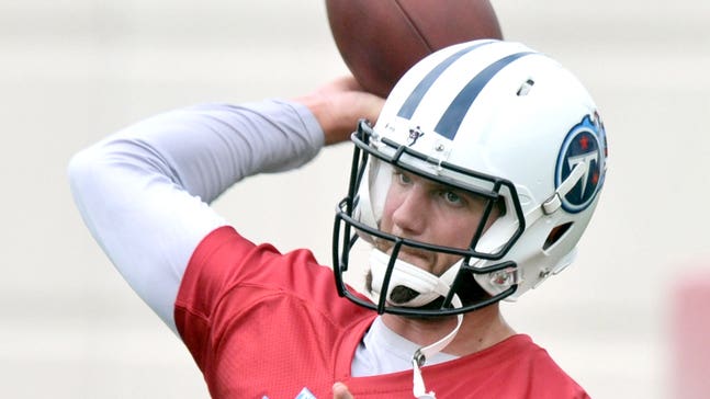 Mettenberger moving around pocket better for Titans