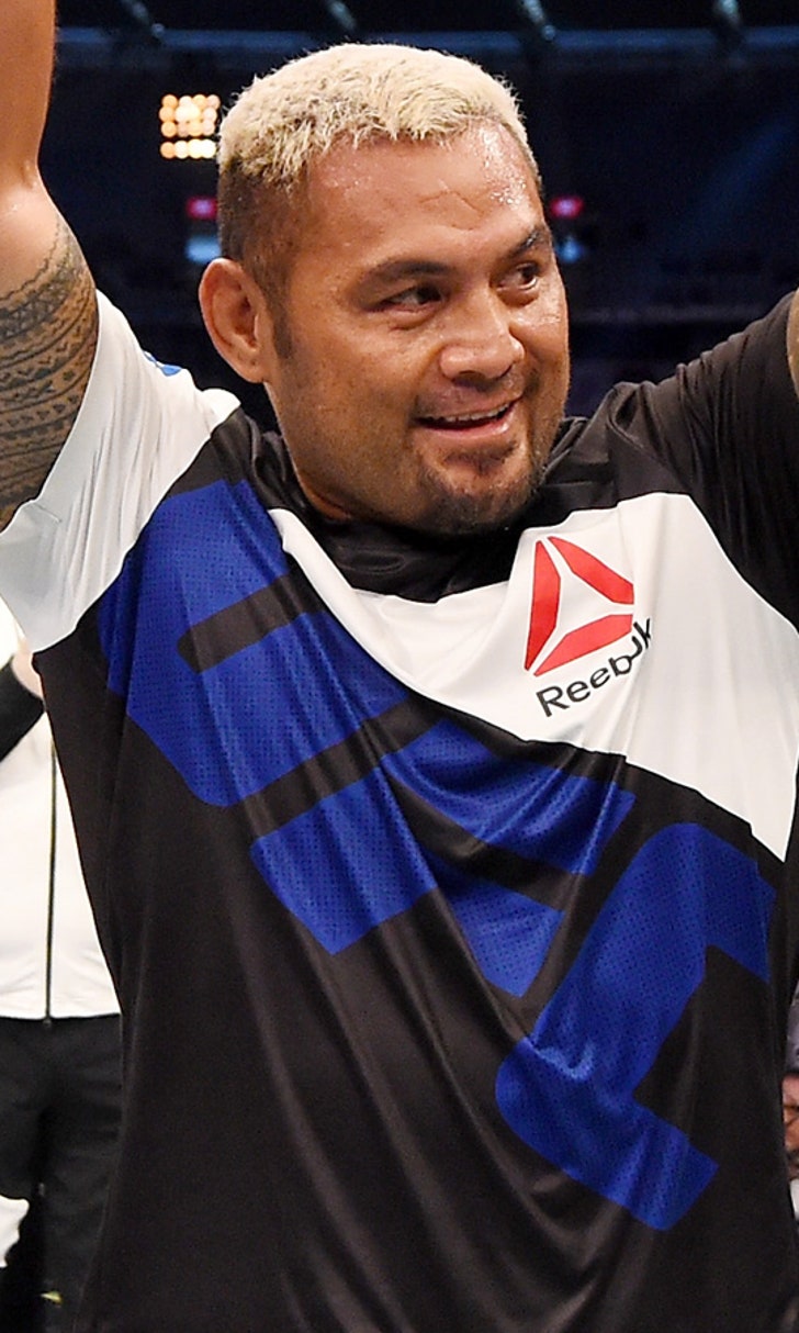 Heavyweight contender Mark Hunt signs new multimillion dollar contract