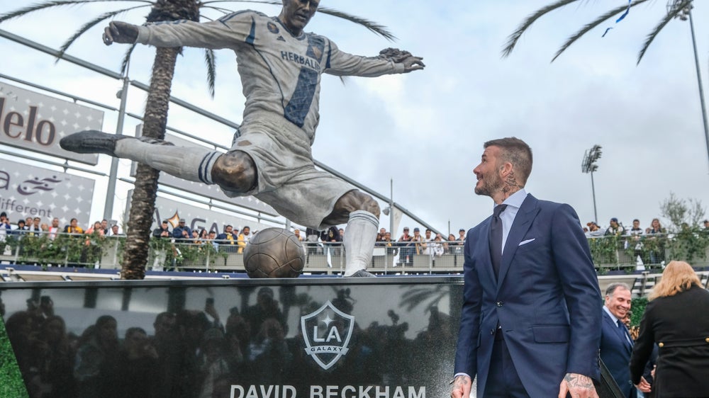 Galaxy unveil statue of Beckham before 2-1 win over Chicago