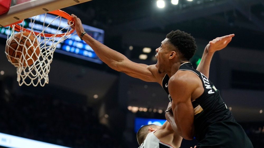 Giannis scores 27 on 25th birthday, Bucks rout Clips 119-91