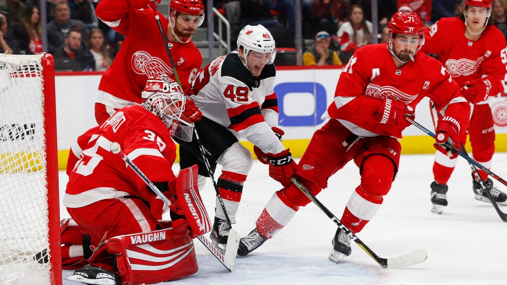 Bernier, Howard share shutout in Red Wings’ win over Devils
