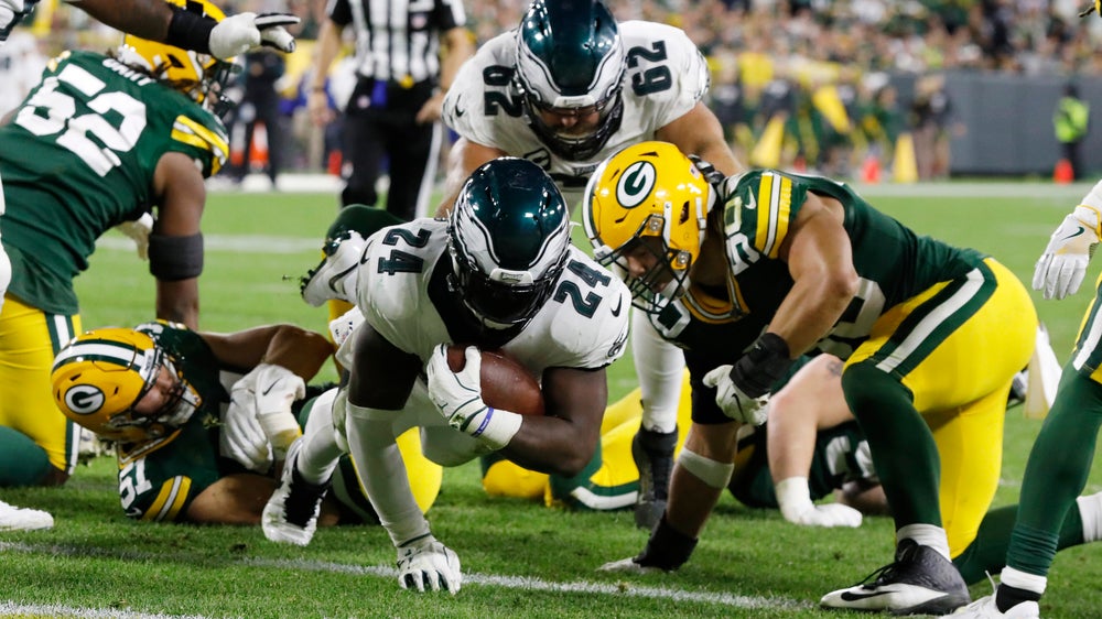 Eagles pick off Rodgers' late pass, beat Packers 34-27