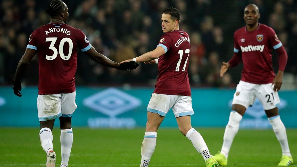 Dubious Hernandez goal helps West Ham sink Fulham 3-1