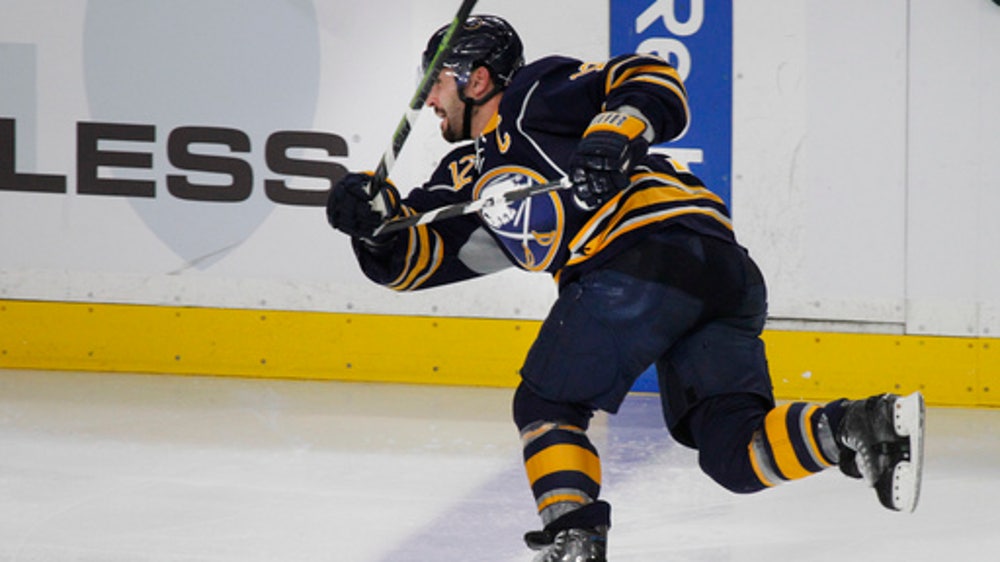 Ryan Spooner scores twice in 3rd, Bruins beat Sabres 4-2 (Dec 29, 2016)