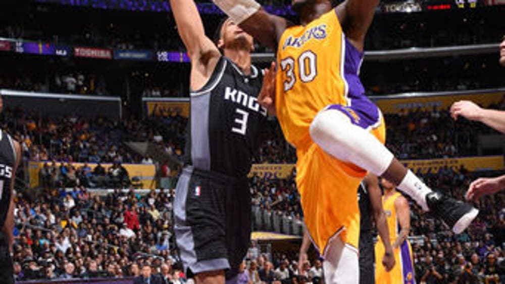 Randle, Brewer help Lakers edge Kings 98-94 (Apr 07, 2017)