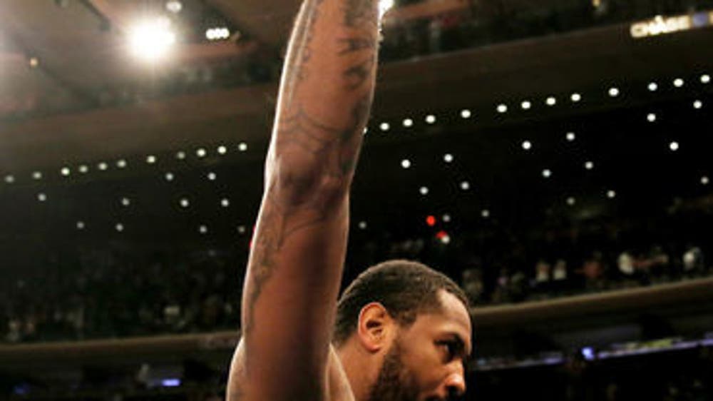 Anthony helps Knicks edge 76ers 114-113 in finale (Apr 12, 2017)