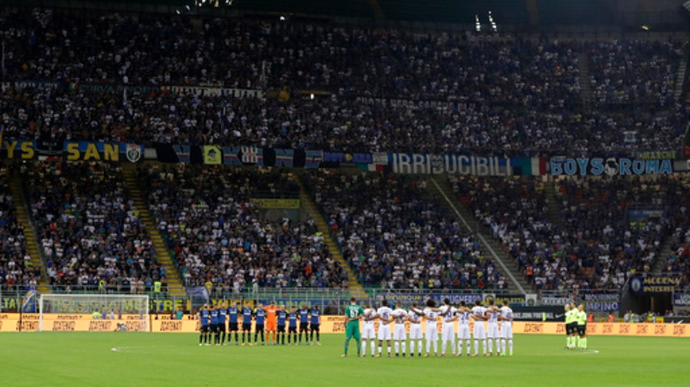 Honoring victims of attacks, Barcelona wins league opener