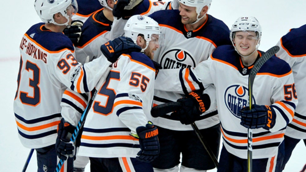Mark Letestu scores in OT, Oilers beat Blackhawks 2-1 (Oct 19, 2017)