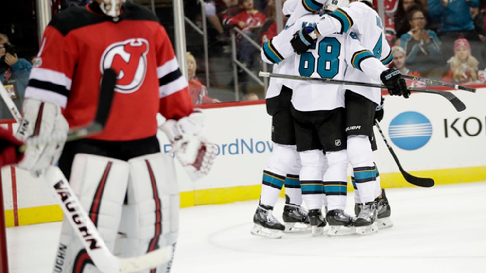Martin Jones makes 28 saves, Sharks beat Devils 3-0 (Oct 20, 2017)