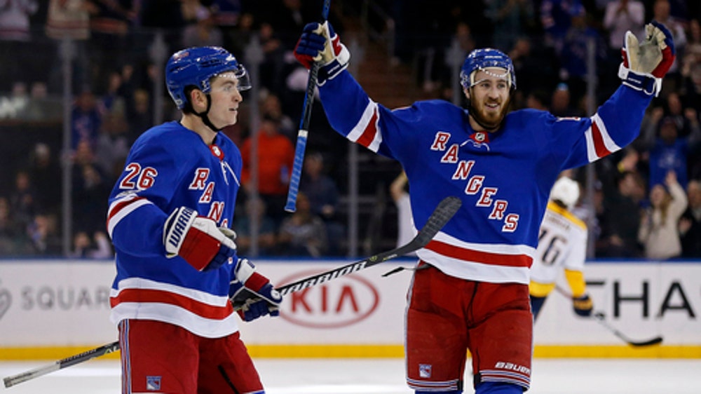 Stamkos, Kucherov extend streaks, Lightning rout Pens 7-1