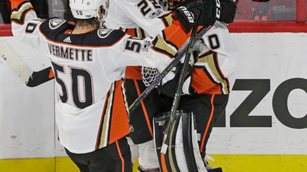 Perry scores in shootout to lift Ducks past Hurricanes (Oct 29, 2017)