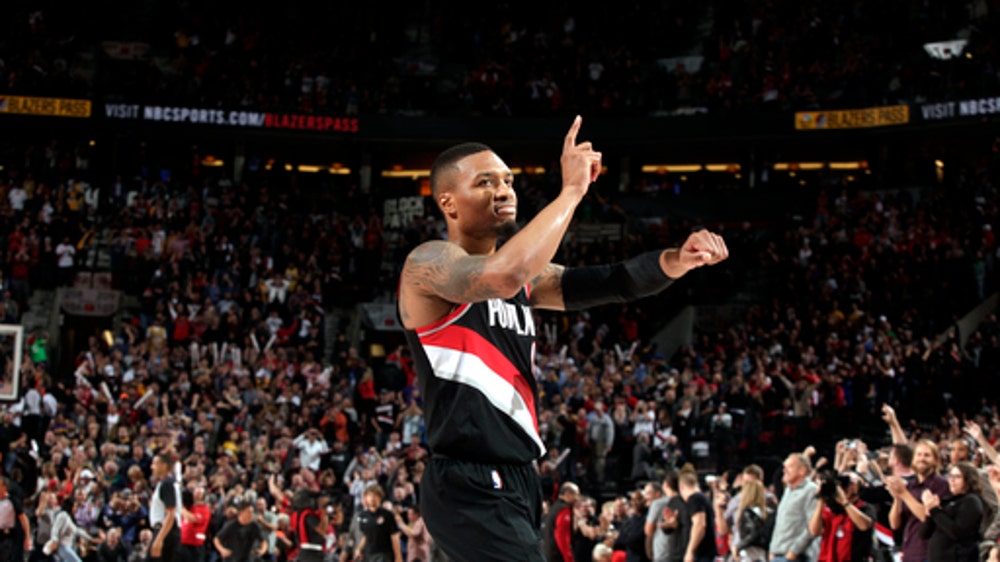 Lillard's 3 gives Trail Blazers 113-110 win over Lakers (Nov 02, 2017)