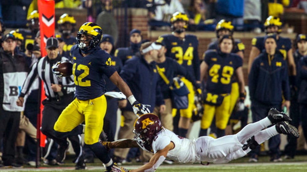 Michigan runs wild, pulls away and routs Minnesota 33-10 (Nov 04, 2017)