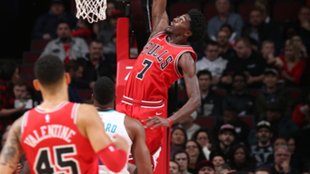 Holiday scores 27, Bulls hold off Walker, Hornets 123-120 (Nov 17, 2017)
