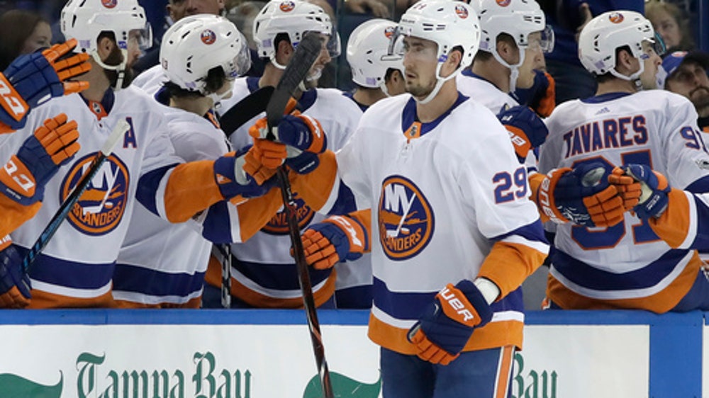 Lee scores 2 goals, Islanders beat Lightning 5-3 (Nov 18, 2017)