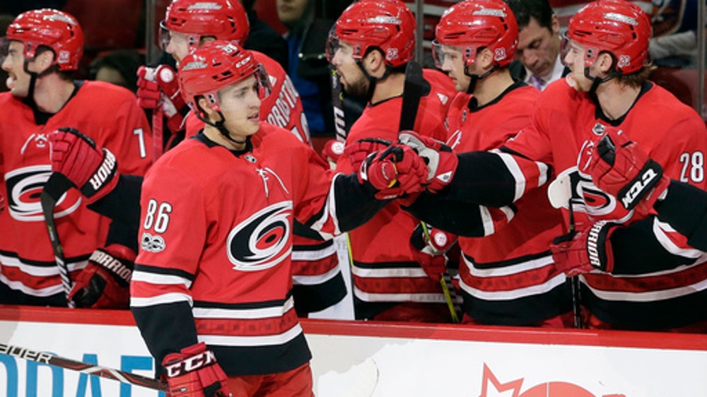 Teravainen scores twice, Hurricanes beat Islanders 4-2 (Nov 19, 2017)