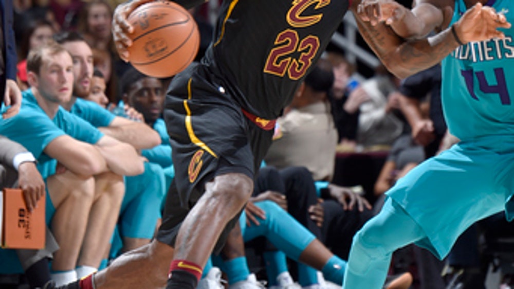 James has triple-double, Cavs beat Hornets for 7th straight (Nov 24, 2017)
