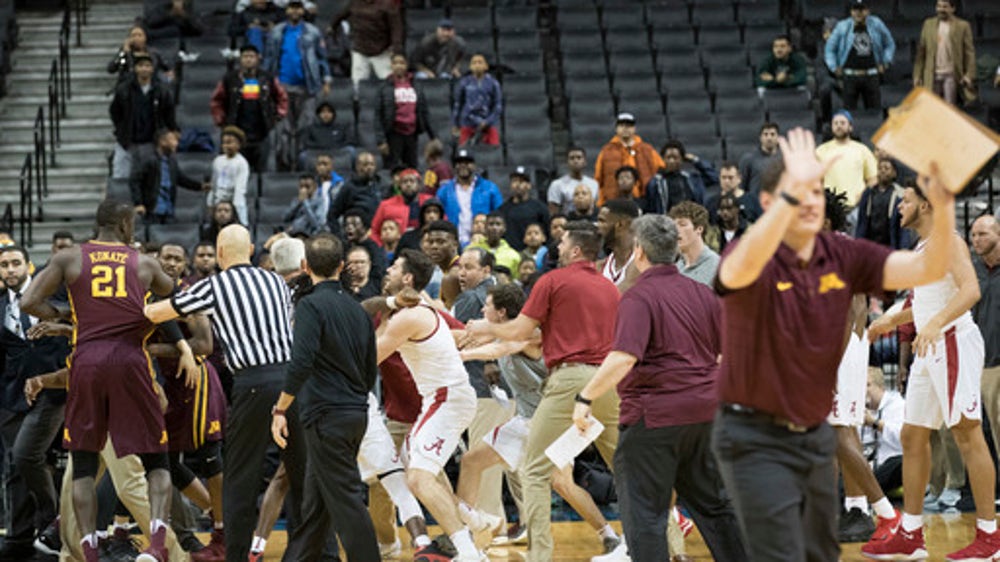 Minnesota slips past Alabama in Barclays Center Classic (Nov 25, 2017)