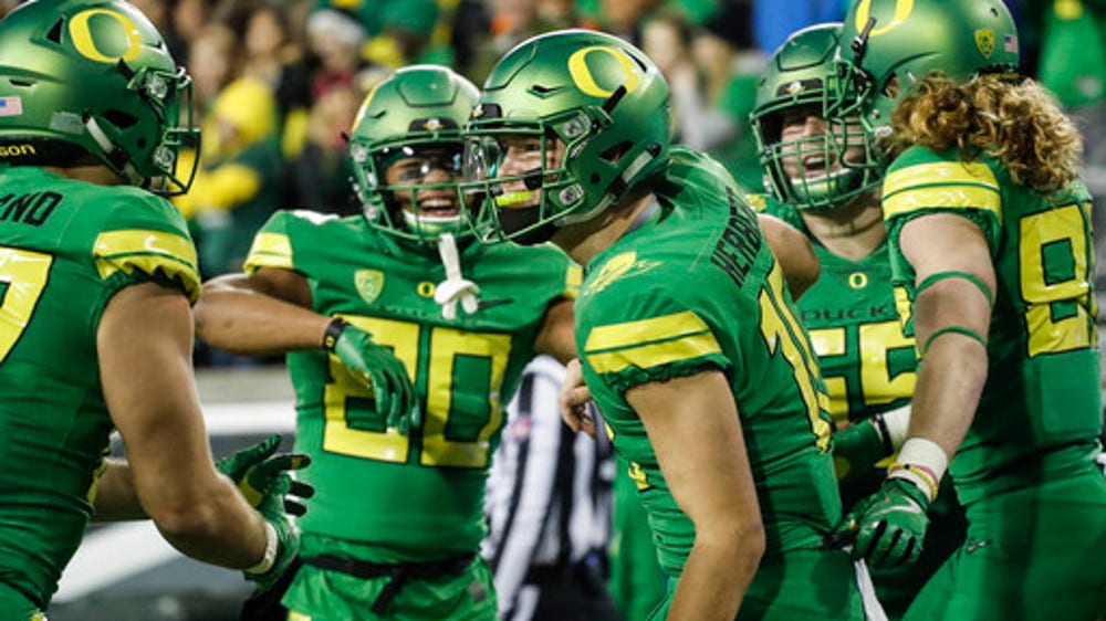 Oregon routs Oregon State 69-10 in the Civil War (Nov 25, 2017)