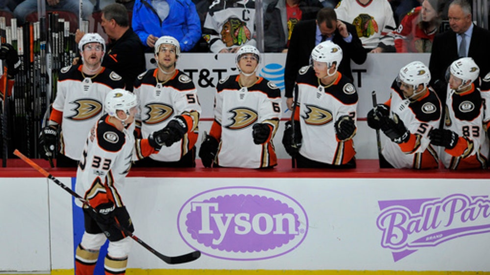 DeBrincat helps Blackhawks pound Ducks 7-3 (Nov 27, 2017)