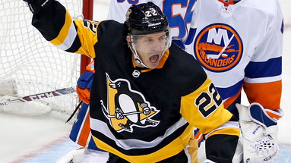 Hunwick leads Penguins to overtime win against Islanders (Dec 07, 2017)