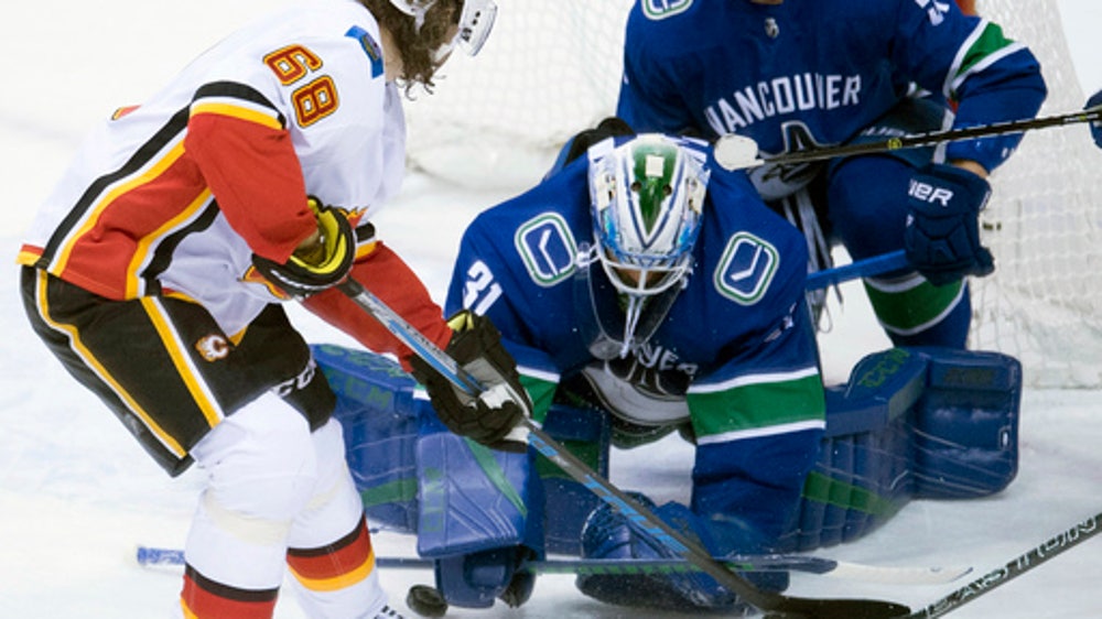 Giordano, Bennett lead Flames to 6-1 win over Canucks (Dec 17, 2017)