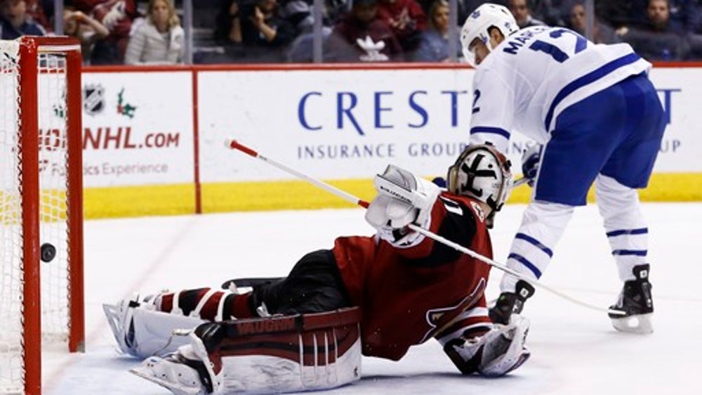 Auston Matthews scores for Maple Leafs in Arizona homecoming (Dec 28, 2017)