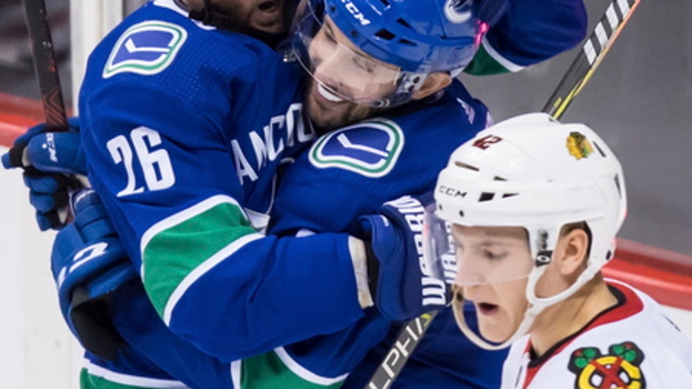 Thomas Vanek powers Canucks past Blackhawks 5-2 (Dec 28, 2017)