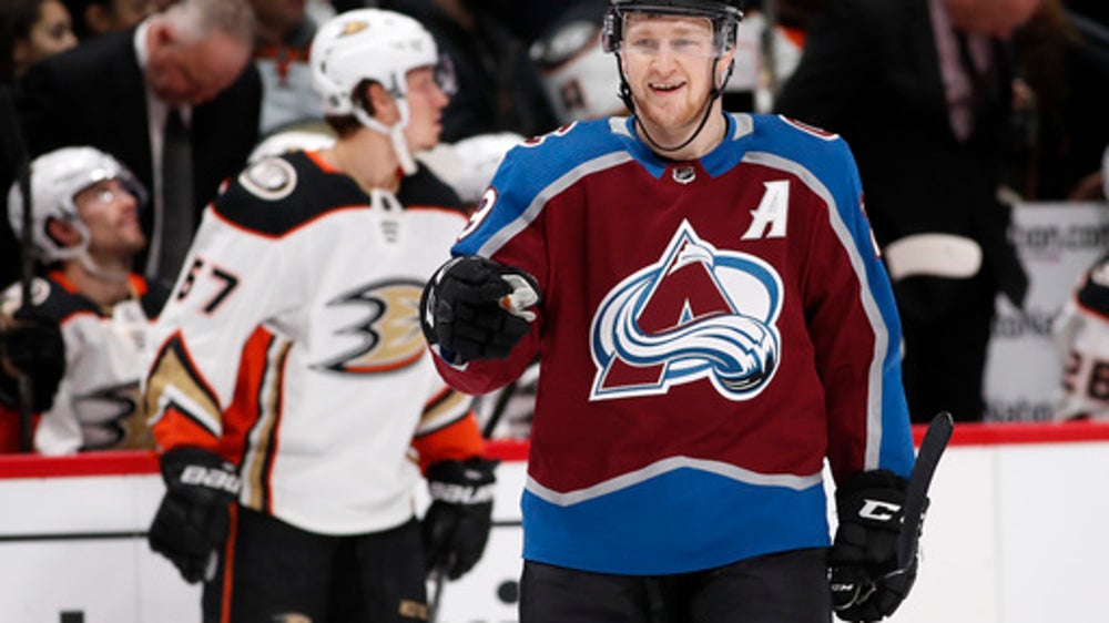 MacKinnon helps Avs beat Ducks 3-1 for 7th straight win (Jan 15, 2018)
