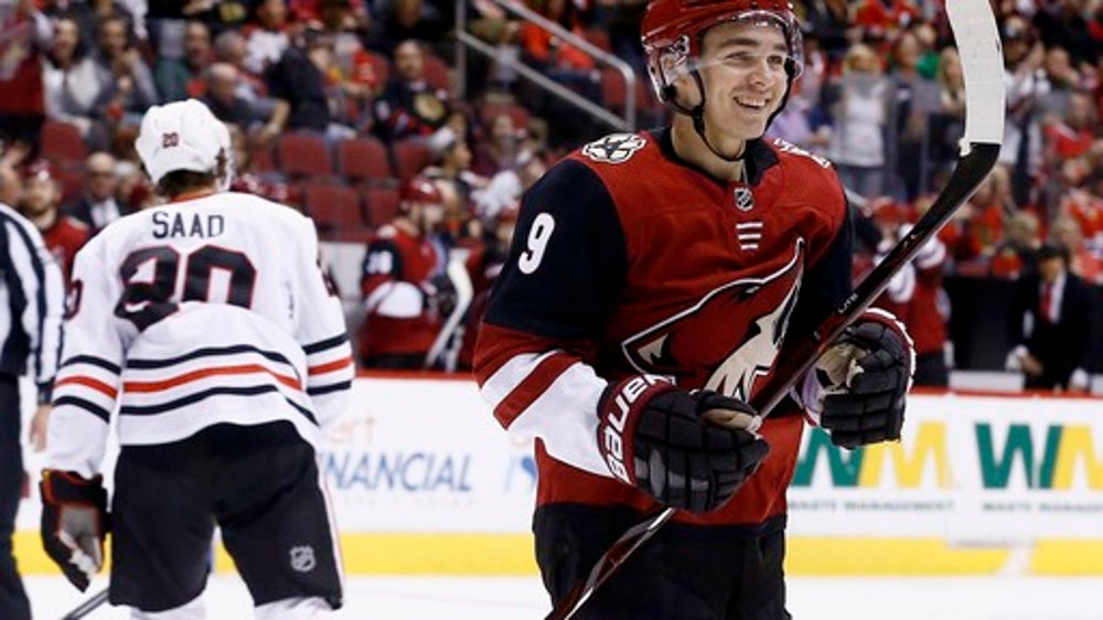 Coyotes start fast, send Blackhawks to 6th straight loss