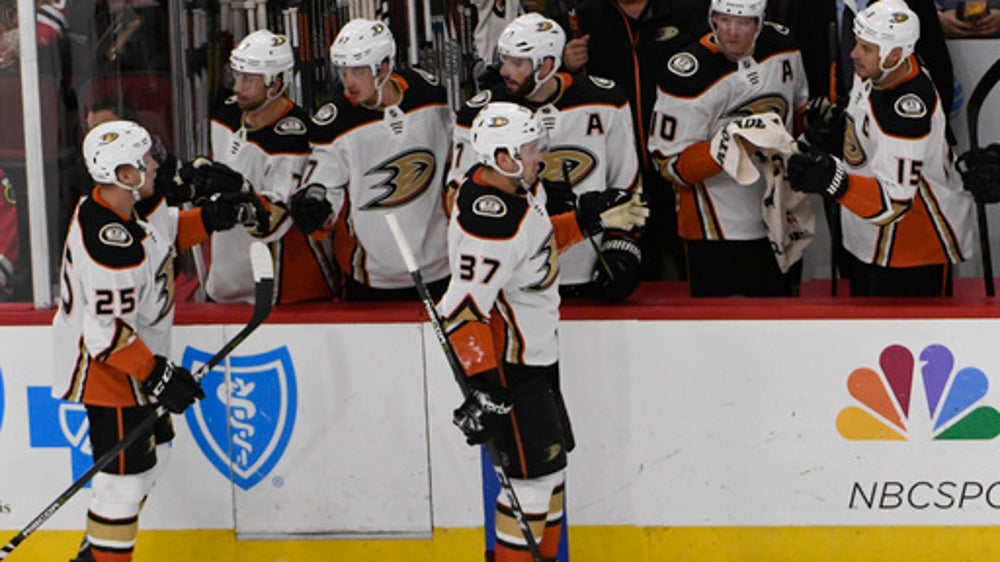 Kase scores as Ducks knock off Blackhawks, 3-2