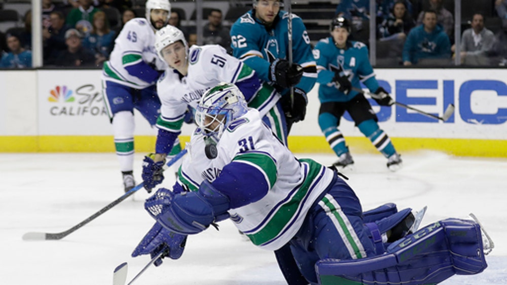 Burns, Tierney lead Sharks to 4-1 win over Canucks (Feb 16, 2018)