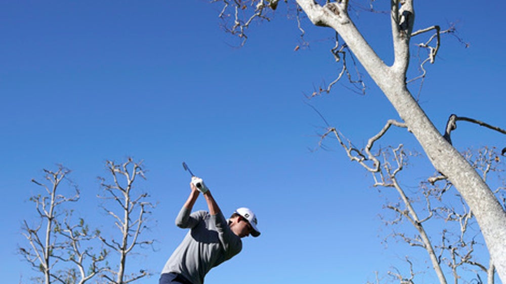 Cantlay extends Riviera lead; Woods begins near cut line