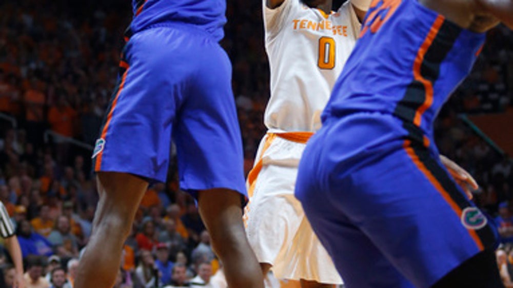 Williams helps No. 19 Tennessee beat Florida 62-57