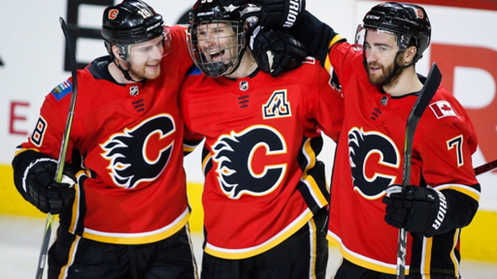 Jon Gillies, Mikael Backlund lead Flames past Avs 5-1