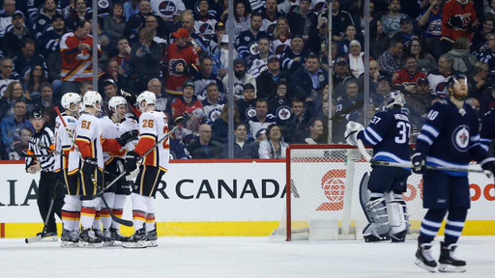 Hellebuyck leads Jets, tie American record for goalie wins