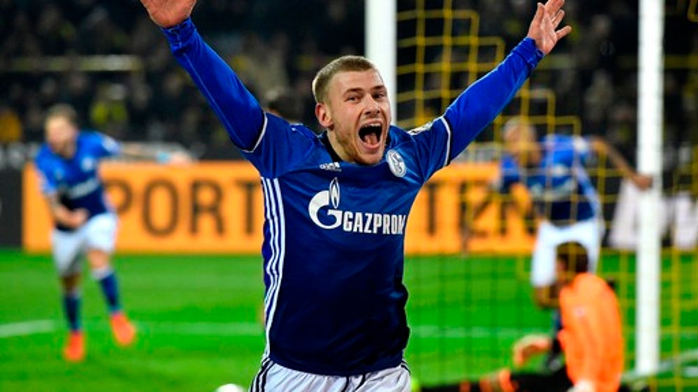 Schalke midfielder Meyer latest player to leave for free