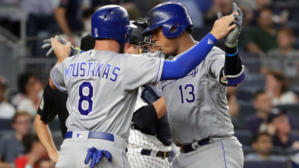 Moustakas goes coast to coast, joins Brewers' lineup