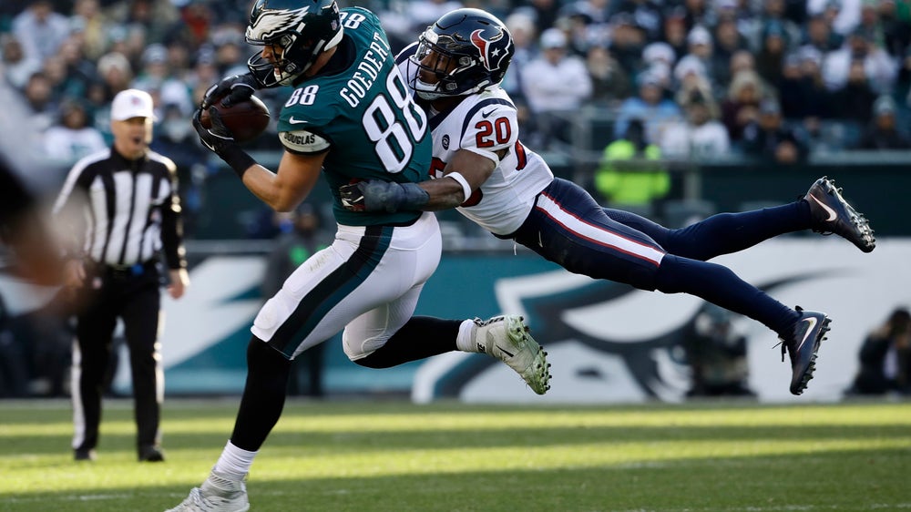 Eagles stay alive with 32-30 win over Texans