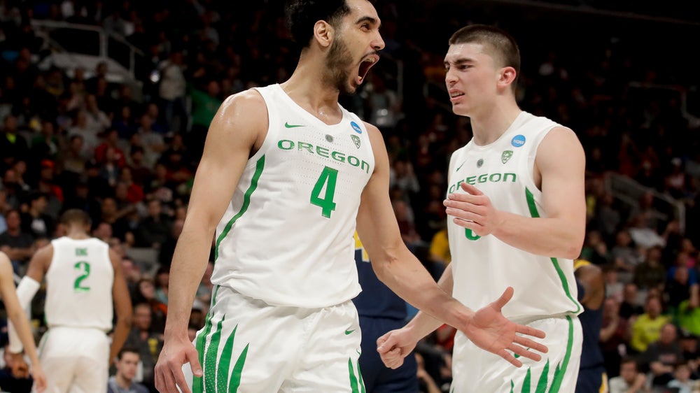 Oregon beats UC Irvine 73-54 to advance to Sweet 16