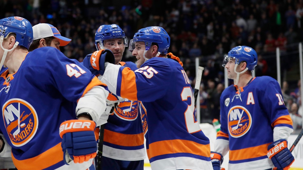Toews scores first NHL goal, Islanders beat Blackhawks in OT